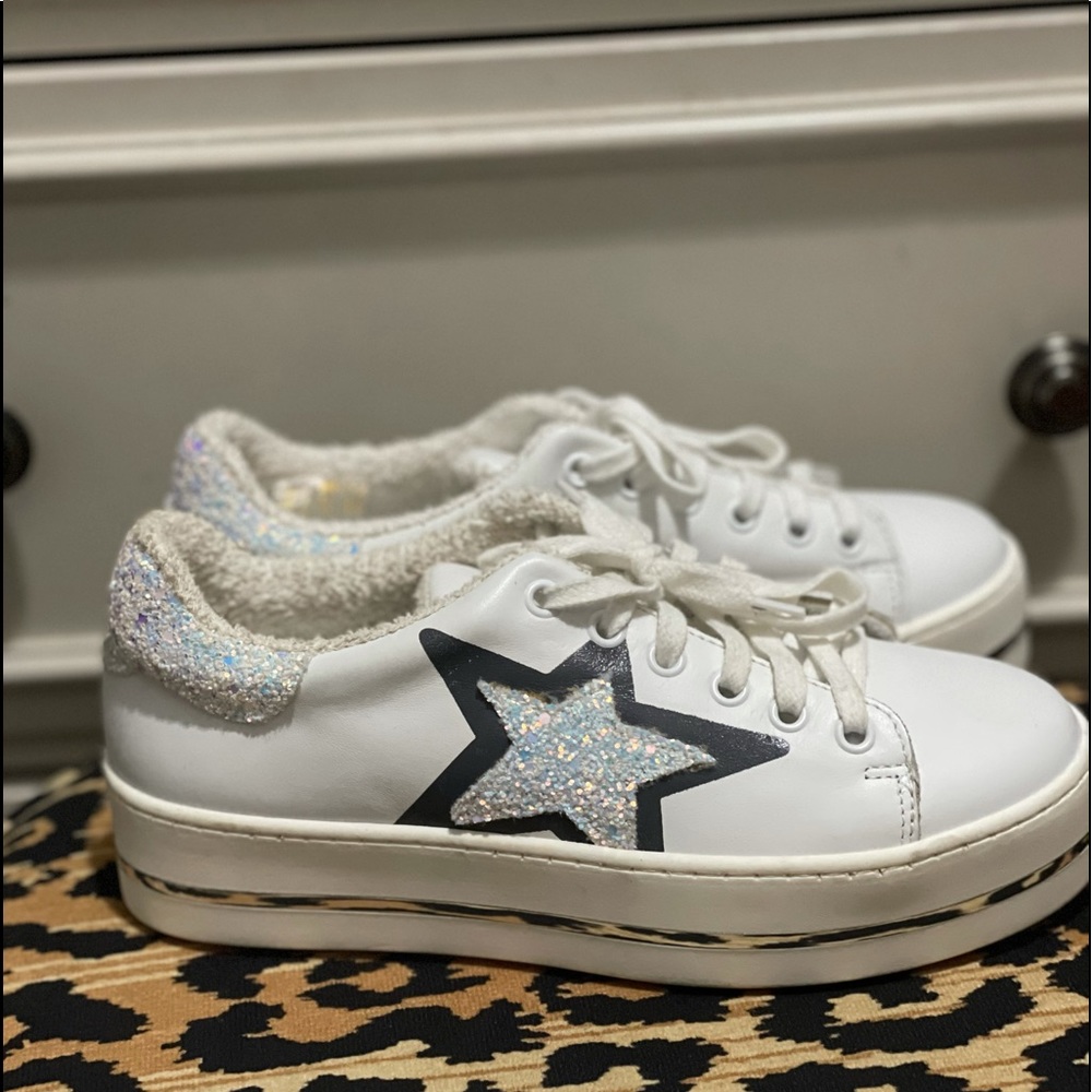 White leather starred sneaker